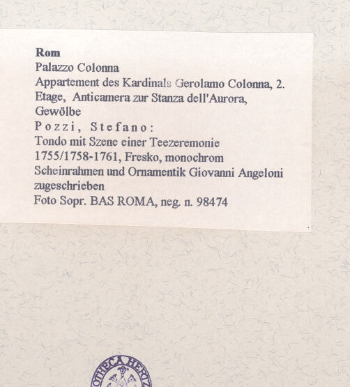 Rückseite von Sopr. BAS ROMA [https://www.deutsche-digitale-bibliothek.de/content/lizenzen/rv-ez/] Personifikation der Dämmerung mit Windgöttern und monochrome Tondi mit exotischen Szenen - Detail: Tondo mit Szene einer Teezeremonie, bh457516_recto. Foto.