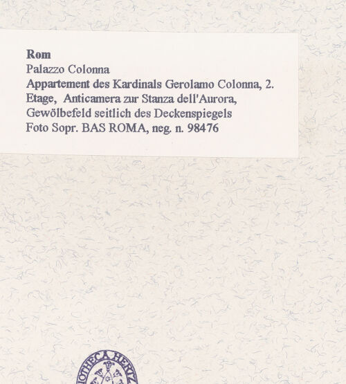 Rückseite von Sopr. BAS ROMA [https://www.deutsche-digitale-bibliothek.de/content/lizenzen/rv-ez/] Palazzo ColonnaAppartement des Kardinals Girolamo Colonna - Anticamera zur sog. "Stanza dell'Aurora", Gewölbefeld seitlich des Deckenspiegels, bh457519_recto. Foto.