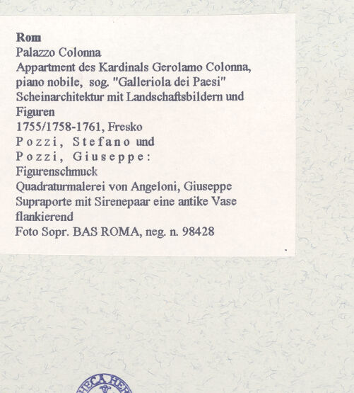 Rückseite von Sopr. BAS ROMA [https://www.deutsche-digitale-bibliothek.de/content/lizenzen/rv-ez/] Scheinarchitektur mit Landschaftsbildern und FigurenFigurenschmuck - Supraporte mit Sirenenpaar, eine antike Vase flankierend, bh457553_recto. Foto.