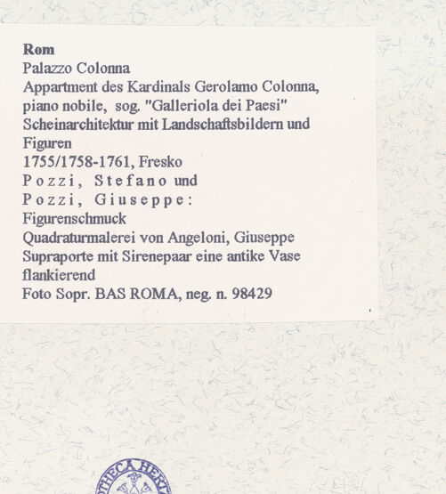 Rückseite von Sopr. BAS ROMA [https://www.deutsche-digitale-bibliothek.de/content/lizenzen/rv-ez/] Scheinarchitektur mit Landschaftsbildern und FigurenFigurenschmuck - Supraporte mit Sirenenpaar, eine antike Vase flankierend, bh457554_recto. Foto.