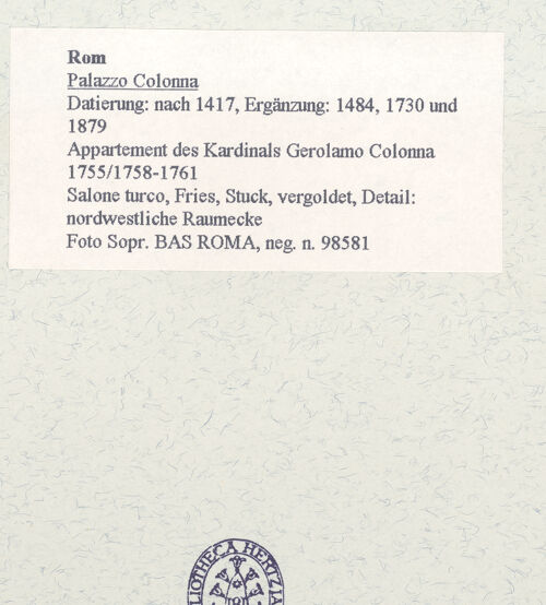 Rückseite von Sopr. BAS ROMA [https://www.deutsche-digitale-bibliothek.de/content/lizenzen/rv-ez/] Palazzo ColonnaAppartement des Kardinals Girolamo Colonna - Salone turco, Fries, Stuck, vergoldet, Detail: nordwestliche Raumecke, bh457571_recto. Foto.