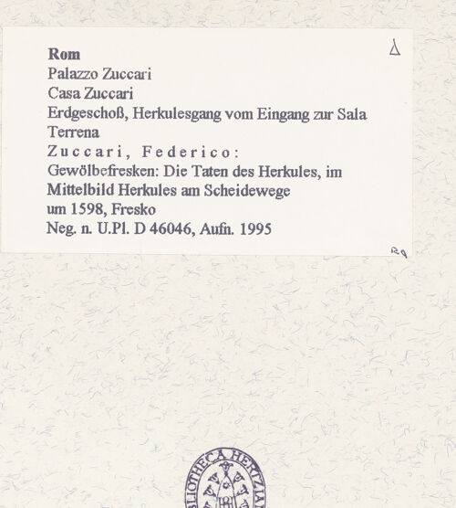 Rückseite von Bibliotheca Hertziana [https://www.deutsche-digitale-bibliothek.de/content/lizenzen/rv-ez/] Palazzo ZuccariInnenräumeSala Terrena (Raum B 010) - Vom Innenhof durch die Sala Terrena (B 010) und den Herkulesgang (B 011) zur Eingangstür, bh457614_recto. Foto.