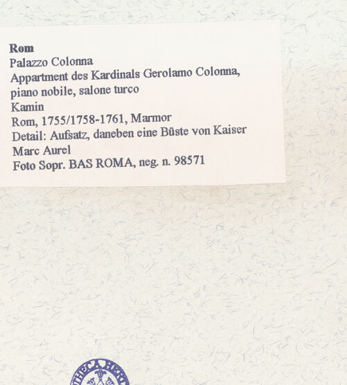 Rückseite von Sopr. BAS ROMA [https://www.deutsche-digitale-bibliothek.de/content/lizenzen/rv-ez/] Monumentaler Kamin mit Reliefschmuck - Detail: Aufsatz, daneben eine Büste von Kaiser Marc Aurel, bh457942_recto. Foto.