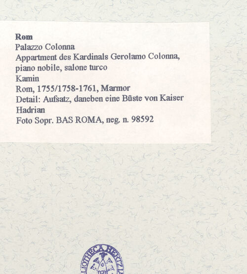 Rückseite von Sopr. BAS ROMA [https://www.deutsche-digitale-bibliothek.de/content/lizenzen/rv-ez/] Monumentaler Kamin mit Reliefschmuck - Detail: Aufsatz, daneben eine Büste von Kaiser Hadrian, bh457943_recto. Foto.