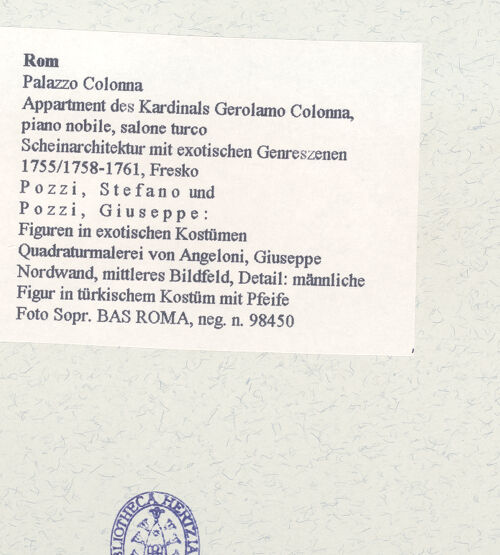 Rückseite von Sopr. BAS ROMA [https://www.deutsche-digitale-bibliothek.de/content/lizenzen/rv-ez/] Scheinarchitektur mit exotischen GenreszenenFiguren in exotischen Kostümen - Nordwand, mittleres Bildfeld, Detail: männliche Figur in türkischem Kostüm mit Pfeife, bh457945_recto. Foto.