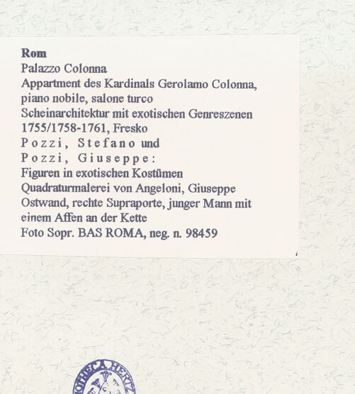Rückseite von Sopr. BAS ROMA [https://www.deutsche-digitale-bibliothek.de/content/lizenzen/rv-ez/] Scheinarchitektur mit exotischen GenreszenenFiguren in exotischen Kostümen - Ostwand, rechte Supraporte, junger Mann mit einem Affen an der Kette, bh457950_recto. Foto.