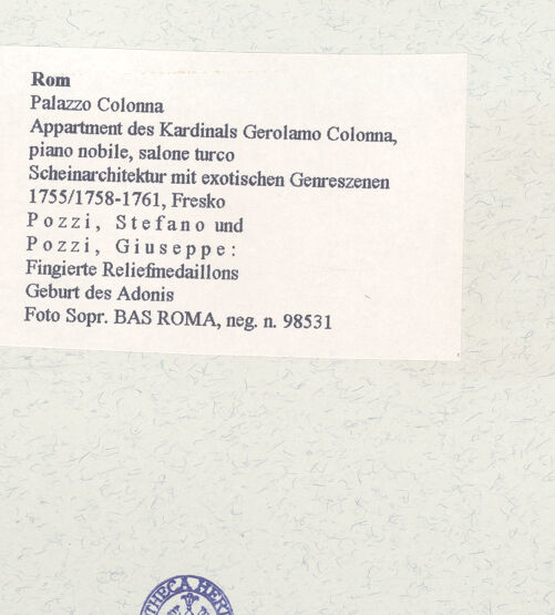 Rückseite von Sopr. BAS ROMA [https://www.deutsche-digitale-bibliothek.de/content/lizenzen/rv-ez/] Scheinarchitektur mit exotischen GenreszenenFingierte ReliefmedaillonsGeburt des Adonis - , bh457953_recto. Foto.