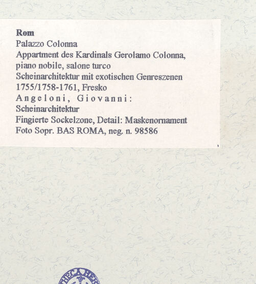 Rückseite von Sopr. BAS ROMA [https://www.deutsche-digitale-bibliothek.de/content/lizenzen/rv-ez/] Scheinarchitektur mit exotischen GenreszenenScheinarchitektur - Fingierte Sockelzone, Detail: Maskenornament, bh457958_recto. Foto.
