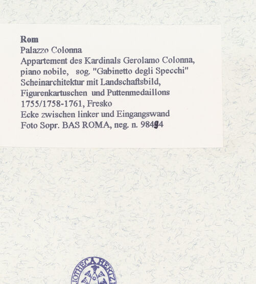 Rückseite von Sopr. BAS ROMA [https://www.deutsche-digitale-bibliothek.de/content/lizenzen/rv-ez/] Scheinarchitektur mit Landschaftsbild, Figurenkartuschen und Puttenmedaillons - Ecke zwischen linker und Eingangswand, bh457966_recto. Foto.