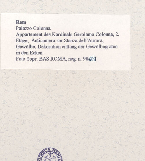 Rückseite von Sopr. BAS ROMA [https://www.deutsche-digitale-bibliothek.de/content/lizenzen/rv-ez/] Personifikation der Dämmerung mit Windgöttern und monochrome Tondi mit exotischen Szenen - Detail: Dekoration entlang der Gewölbegraten in den Ecken, bh457967_recto. Foto.