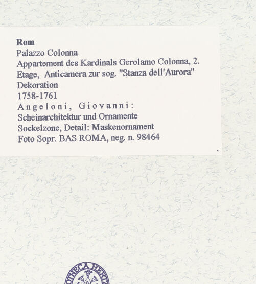 Rückseite von Sopr. BAS ROMA [https://www.deutsche-digitale-bibliothek.de/content/lizenzen/rv-ez/] Scheinarchitektur und Ornamente - Sockelzone, Detail: Maskenornament, bh457970_recto. Foto.