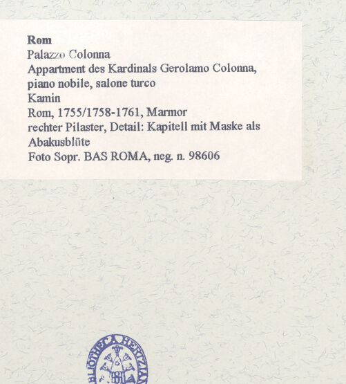 Rückseite von Sopr. BAS ROMA [https://www.deutsche-digitale-bibliothek.de/content/lizenzen/rv-ez/] Monumentaler Kamin mit Reliefschmuck - rechter Pilaster, Detail: Kapitell mit Maske als Abakusblüte, bh457971_recto. Foto.