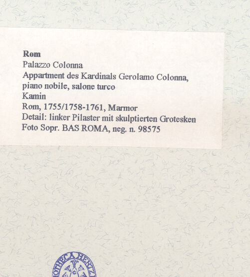 Rückseite von Sopr. BAS ROMA [https://www.deutsche-digitale-bibliothek.de/content/lizenzen/rv-ez/] Monumentaler Kamin mit Reliefschmuck - Detail: linker Pilaster mit skulptierten Grotesken, bh457973_recto. Foto.