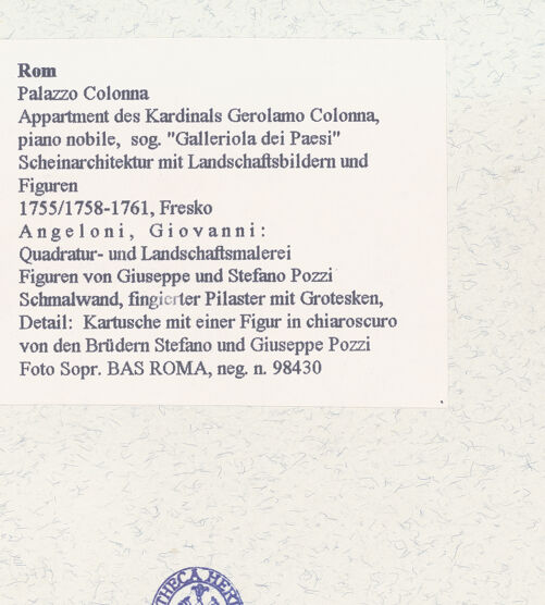 Rückseite von Sopr. BAS ROMA [https://www.deutsche-digitale-bibliothek.de/content/lizenzen/rv-ez/] Scheinarchitektur mit Landschaftsbildern und FigurenQuadraturmalerei - Schmalwand, fingierter Pilaster mit Grotesken, Detail: Kartusche mit einer Figur in chiaroscuro von den Brüdern Stefano und Giuseppe Pozzi, bh458026_recto. Foto.