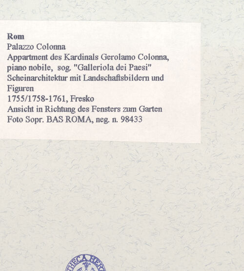 Rückseite von Sopr. BAS ROMA [https://www.deutsche-digitale-bibliothek.de/content/lizenzen/rv-ez/] Scheinarchitektur mit Landschaftsbildern und Figuren - Ansicht in Richtung des Fensters zum Garten, bh458027_recto. Foto.