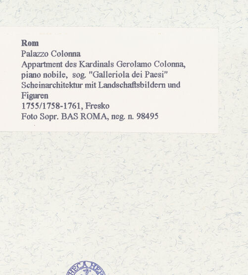 Rückseite von Sopr. BAS ROMA [https://www.deutsche-digitale-bibliothek.de/content/lizenzen/rv-ez/] Scheinarchitektur mit Landschaftsbildern und Figuren - , bh458028_recto. Foto.