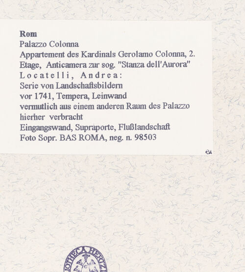 Rückseite von Sopr. BAS ROMA [https://www.deutsche-digitale-bibliothek.de/content/lizenzen/rv-ez/] Serie von Landschaftsbildern - Eingangswand, Supraporte, Flusslandschaft, bh458033_recto. Foto.
