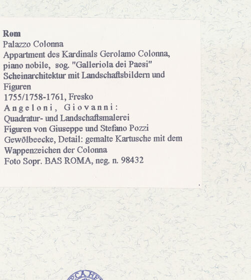 Rückseite von Sopr. BAS ROMA [https://www.deutsche-digitale-bibliothek.de/content/lizenzen/rv-ez/] Scheinarchitektur mit Landschaftsbildern und FigurenQuadraturmalerei - Gewölbeecke, Detail: gemalte Kartusche mit dem Wappenzeichen der Colonna, bh458034_recto. Foto.