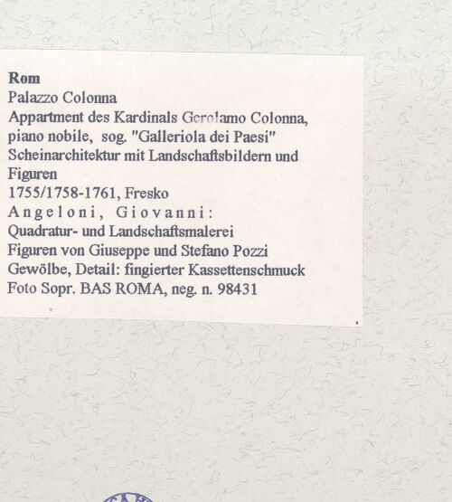 Rückseite von Sopr. BAS ROMA [https://www.deutsche-digitale-bibliothek.de/content/lizenzen/rv-ez/] Scheinarchitektur mit Landschaftsbildern und FigurenQuadraturmalerei - Gewölbe, Detail: fingierter Kassettenschmuck, bh458035_recto. Foto.