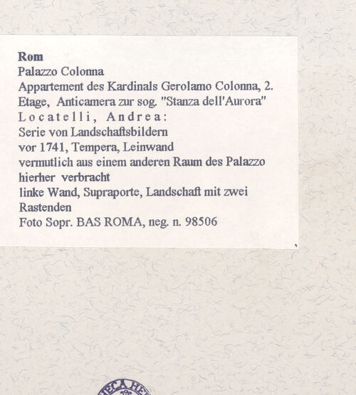 Rückseite von Sopr. BAS ROMA [https://www.deutsche-digitale-bibliothek.de/content/lizenzen/rv-ez/] Serie von Landschaftsbildern - linke Wand, Supraporte, Landschaft mit zwei Rastenden, bh458037_recto. Foto.