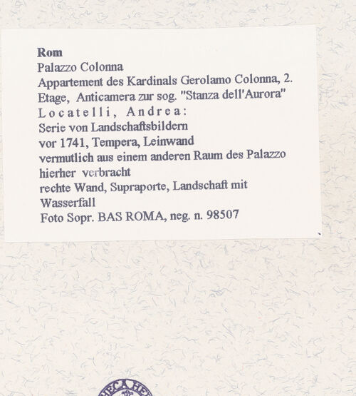 Rückseite von Sopr. BAS ROMA [https://www.deutsche-digitale-bibliothek.de/content/lizenzen/rv-ez/] Serie von Landschaftsbildern - rechte Wand, Supraporte, Landschaft mit Wasserfall, bh458038_recto. Foto.