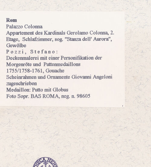 Rückseite von Sopr. BAS ROMA [https://www.deutsche-digitale-bibliothek.de/content/lizenzen/rv-ez/] Deckenmalerei mit einer Personifikation der Morgenröte und Puttenmedaillons - Medaillon: Putto mit Globus, bh458071_recto. Foto.