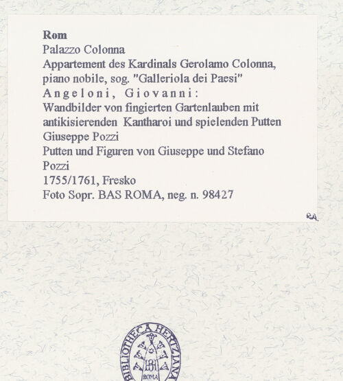 Rückseite von Sopr. BAS ROMA [https://www.deutsche-digitale-bibliothek.de/content/lizenzen/rv-ez/] Scheinarchitektur mit Landschaftsbildern und FigurenWandbilder von fingierten Gartenlauben mit antikisierenden Kantharoi und spielenden Putten Giuseppe Pozzi - , bh458143_recto. Foto.