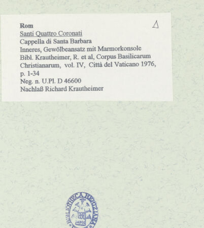 Rückseite von Bibliotheca Hertziana [https://www.deutsche-digitale-bibliothek.de/content/lizenzen/rv-fz/] Santi Quattro CoronatiInneresCappella di Santa Barbara - Inneres, Gewölbeansatz mit Marmorkonsole, bh458282_recto. Foto.