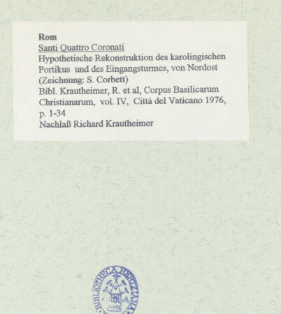 Rückseite von unbekannt [https://www.deutsche-digitale-bibliothek.de/content/lizenzen/rv-fz/] Santi Quattro Coronati - Hypothetische Rekonstruktion des karolingischen Portikus und des Eingangsturmes, von Nordost (Zeichnung: S. Corbett), bh458285_recto. Foto.