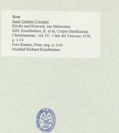 Rückseite von Kinney, Peter [https://www.deutsche-digitale-bibliothek.de/content/lizenzen/rv-ez/] Santi Quattro Coronati - Kirche und Konvent, aus Südwesten, bh458289_recto. Foto.