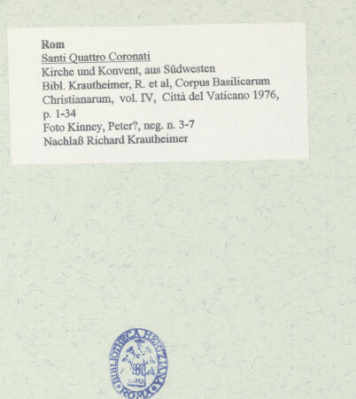 Rückseite von Kinney, Peter? [https://www.deutsche-digitale-bibliothek.de/content/lizenzen/rv-ez/] Santi Quattro Coronati - Kirche und Konvent, aus Südwesten, bh458290_recto. Foto.