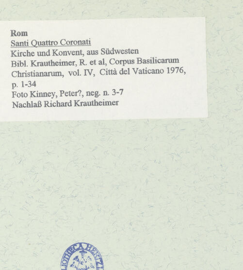 Rückseite von Kinney, Peter? [https://www.deutsche-digitale-bibliothek.de/content/lizenzen/rv-ez/] Santi Quattro Coronati - Kirche und Konvent, aus Südwesten, bh458290_recto. Foto.