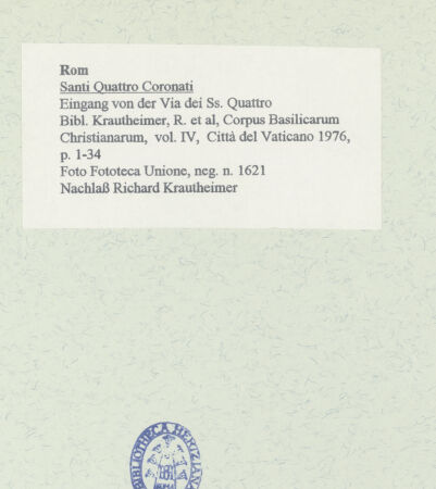 Rückseite von Fototeca dell'Unione Internazionale presso l'American Academy in Rome [https://www.deutsche-digitale-bibliothek.de/content/lizenzen/rv-ez/] Santi Quattro Coronati - Eingang von der Via dei Ss. Quattro, bh458296_recto. Foto.