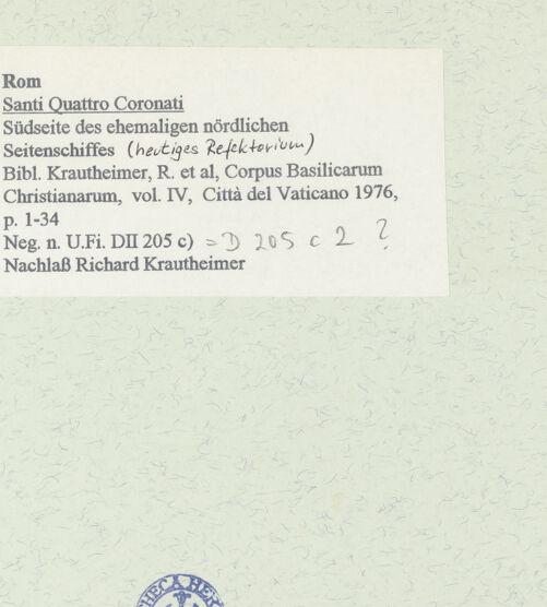 Rückseite von Bibliotheca Hertziana [https://www.deutsche-digitale-bibliothek.de/content/lizenzen/rv-fz/] Santi Quattro CoronatiInneres - Südliche Wand, bh458318_recto. Foto.