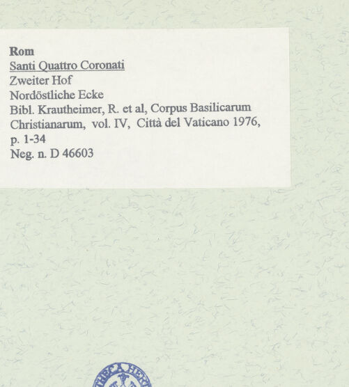 Rückseite von Bibliotheca Hertziana [https://www.deutsche-digitale-bibliothek.de/content/lizenzen/rv-fz/] Santi Quattro CoronatiÄußeresZweiter Hof - Nordöstliche Ecke, bh458434_recto. Foto.