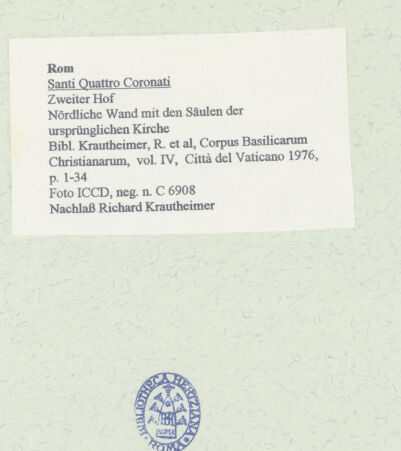 Rückseite von ICCD [https://www.deutsche-digitale-bibliothek.de/content/lizenzen/rv-ez/] Santi Quattro CoronatiÄußeresZweiter Hof - Nördliche Wand mit den Säulen der ursprünglichen Kirche, bh458485_recto. Foto.
