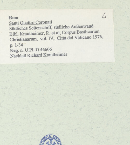 Rückseite von Bibliotheca Hertziana [https://www.deutsche-digitale-bibliothek.de/content/lizenzen/rv-fz/] Santi Quattro Coronati - Südliches Seitenschiff, südliche Außenwand, bh458510_recto. Foto.