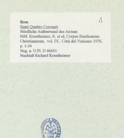 Rückseite von Bibliotheca Hertziana [https://www.deutsche-digitale-bibliothek.de/content/lizenzen/rv-fz/] Santi Quattro Coronati - Nördliche Außenwand des Atrium, bh458512_recto. Foto.