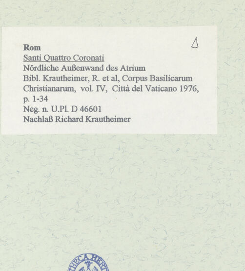 Rückseite von Bibliotheca Hertziana [https://www.deutsche-digitale-bibliothek.de/content/lizenzen/rv-fz/] Santi Quattro Coronati - Nördliche Außenwand des Atrium, bh458512_recto. Foto.