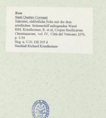 Rückseite von Bibliotheca Hertziana [https://www.deutsche-digitale-bibliothek.de/content/lizenzen/rv-fz/] Santi Quattro Coronati - Sakristei, südöstliche Ecke mit der dem nördlichen Seitenschiff anliegenden Wand, bh458513_recto. Foto.