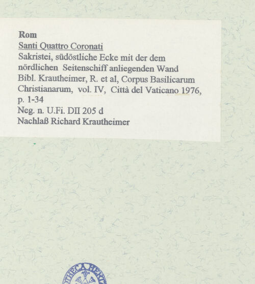 Rückseite von Bibliotheca Hertziana [https://www.deutsche-digitale-bibliothek.de/content/lizenzen/rv-fz/] Santi Quattro Coronati - Sakristei, südöstliche Ecke mit der dem nördlichen Seitenschiff anliegenden Wand, bh458513_recto. Foto.