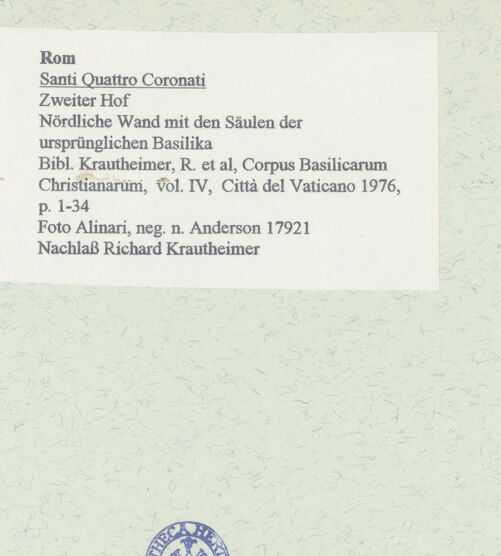 Rückseite von Alinari [https://www.deutsche-digitale-bibliothek.de/content/lizenzen/rv-ez/] Santi Quattro CoronatiÄußeresZweiter Hof - Nördliche Wand mit den Säulen der ursprünglichen Basilika, bh458516_recto. Foto.