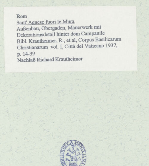 Rückseite von unbekannt [https://www.deutsche-digitale-bibliothek.de/content/lizenzen/rv-fz/] Sant'Agnese fuori le Murarechte Flanke (Südfassade) - Außenbau, Obergaden, Dekorationsdetail hinter dem Campanile, bh459378_recto. Foto.