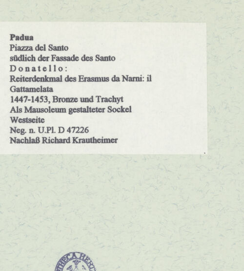 Rückseite von Bibliotheca Hertziana [https://www.deutsche-digitale-bibliothek.de/content/lizenzen/rv-fz/] Reiterdenkmal des Erasmus da Narni: il GattamelataAls Mausoleum gestalteter Sockel - Westseite, bh460293_recto. Foto.