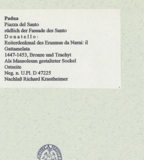 Rückseite von Bibliotheca Hertziana [https://www.deutsche-digitale-bibliothek.de/content/lizenzen/rv-fz/] Reiterdenkmal des Erasmus da Narni: il GattamelataAls Mausoleum gestalteter Sockel - Ostseite, bh460294_recto. Foto.