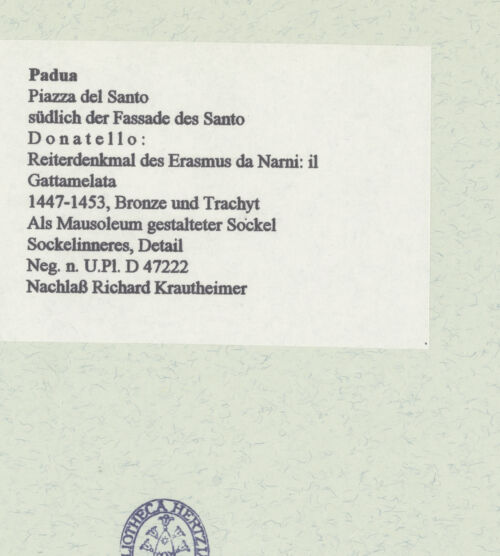 Rückseite von Bibliotheca Hertziana [https://www.deutsche-digitale-bibliothek.de/content/lizenzen/rv-fz/] Reiterdenkmal des Erasmus da Narni: il GattamelataAls Mausoleum gestalteter Sockel - Sockelinneres, Detail, bh460295_recto. Foto.