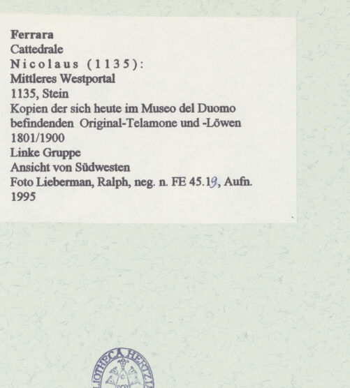 Rückseite von Lieberman, Ralph [https://www.deutsche-digitale-bibliothek.de/content/lizenzen/rv-ez/] Mittleres Westportal (Erdgeschoss)Atlanten, Löwen und Säulen (Kopien) - Linker Löwe und Telamon von Südwesten, bh461274_recto. Foto: Lieberman, Ralph.