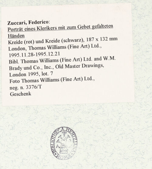 Rückseite von Thomas Williams (Fine Art) Ltd. [https://www.deutsche-digitale-bibliothek.de/content/lizenzen/rv-ez/] Porträt eines Klerikers mit zum Gebet gefalteten Händen - , bh461337_recto. Foto.