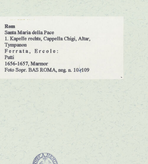 Rückseite von Sopr. BAS ROMA [https://www.deutsche-digitale-bibliothek.de/content/lizenzen/rv-fz/] Putti - Konche mit Giebel und Putti, bh461392_recto. Foto.