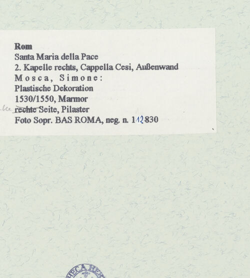 Rückseite von Sopr. BAS ROMA [https://www.deutsche-digitale-bibliothek.de/content/lizenzen/rv-ez/] Ornamentale Dekoration - linke Seite, Pilaster rechts des Grabmals , bh461397_recto. Foto.